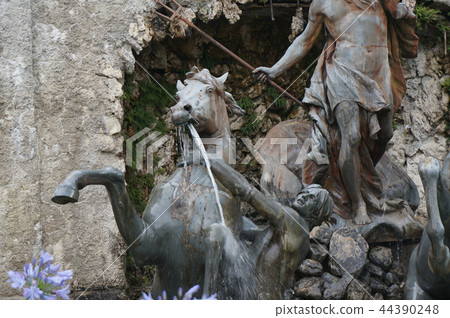 neptune fountain 44390248