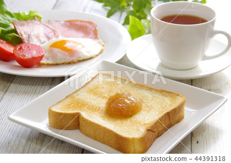 Toast and ham egg breakfast 44391318