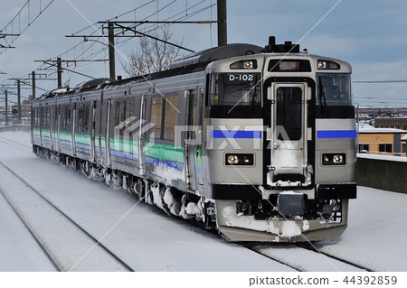 Hakodate Main Line ordinary train (Kiha 201 series) entering Inashikoen Station Hakodate Main Line ordinary train (Kiha 201 series) entering Inashikoen Station 44392859