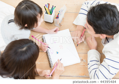 一個家庭 44395484