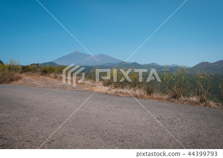 asphalt road closeup with landscape  mountain  44399793