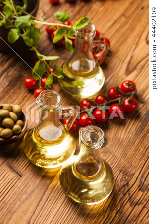 Composition of olive oils in bottles 44402109