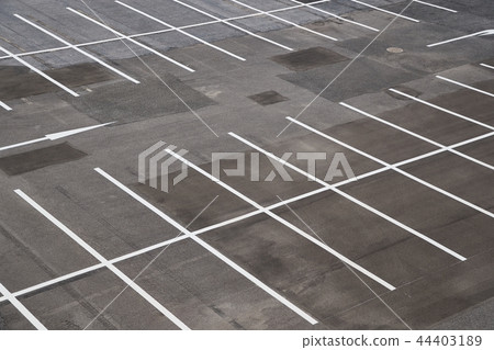 Empty parking places 44403189