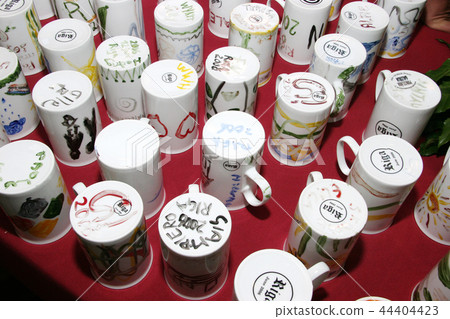 Painting jugs; 44404423