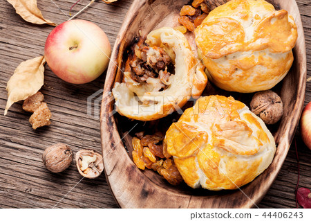 Baked autumn apples Baked autumn apples 44406243