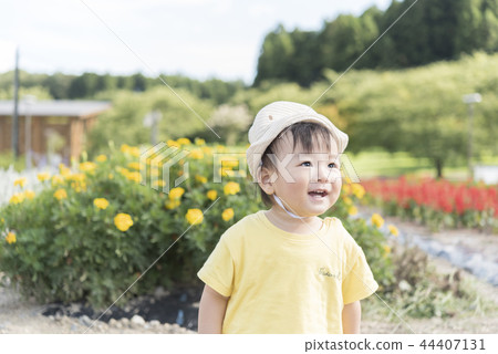 孩子一歲的男孩公園 孩子一歲的男孩公園 44407131