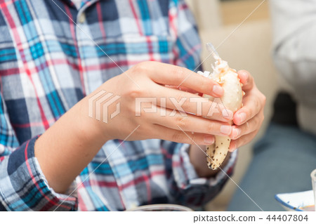 吃螃蟹的人的手 44407804
