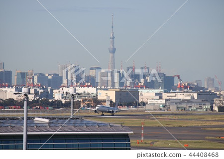 在羽田的飛機著陸與天空樹在背景中 在羽田的飛機著陸與天空樹在背景中 44408468