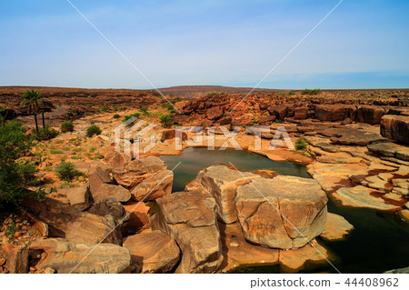 Panorama of rocky pond on Adrar plateau Mauritania Panorama of rocky pond on Adrar plateau Mauritania 44408962