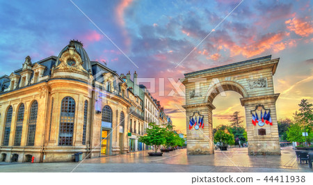 The Guillaume Gate at sunset in Dijon, France 44411938