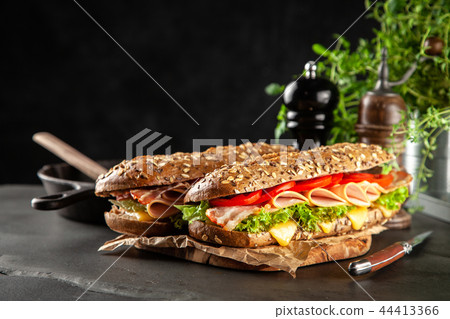 Classic BLT sandwiches 44413366