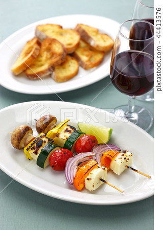 素食烤肉串用Halumi乳酪和菜 素食烤肉串用Halumi乳酪和菜 44413576