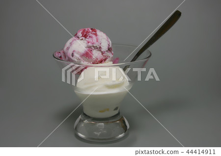 Sundae on grey background; Sundae on grey background; 44414911