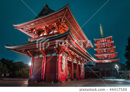 Sensoji temple at night in Asakusa 44417589