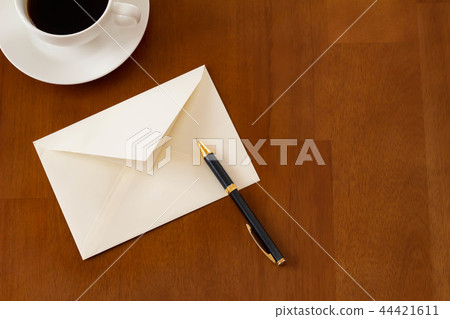 寫信的圖像在書桌 寫信的圖像在書桌 44421611