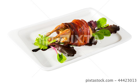 Wrapped in bacon baked quail Wrapped in bacon baked quail 44423013