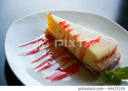 classic cheesecake 44423109