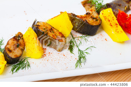 Trout steaks with potatoes 44423806