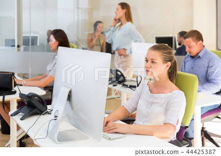 Adult businesswoman concentrated on work Adult businesswoman concentrated on work 44425387