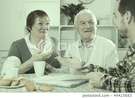 Elderly couple and social employee 44425683