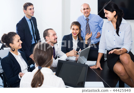 Team discussing business project during coffee break 44425949