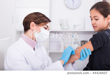 Nurse in mask making injection Nurse in mask making injection 44426607
