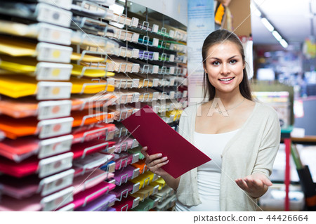 woman choosing paper for drawing 44426664