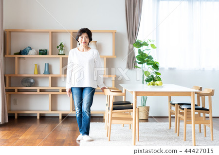 Senior women Senior women 44427015