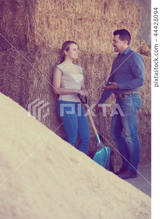 Workers standing with metallic spades 44428094