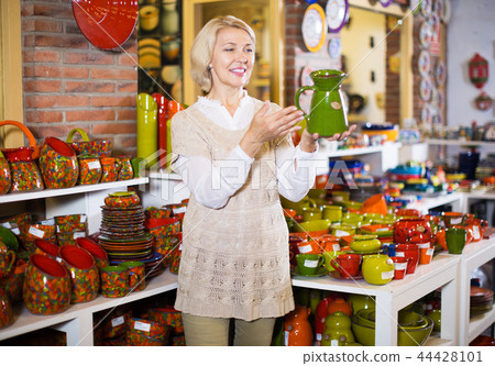 Woman chooses ceramic Woman chooses ceramic 44428101