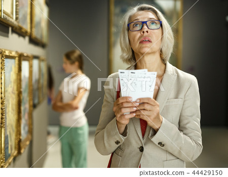 Mature woman visiting museum 44429150
