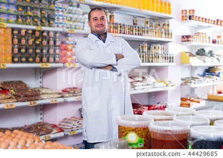 Salesman offering salted olives 44429685
