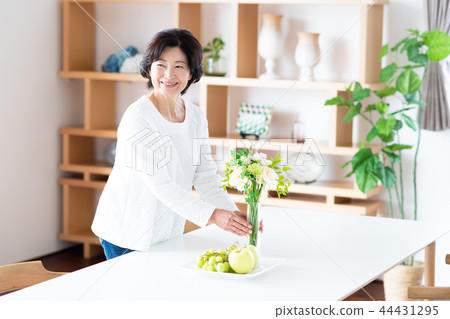 Senior women Senior women 44431295