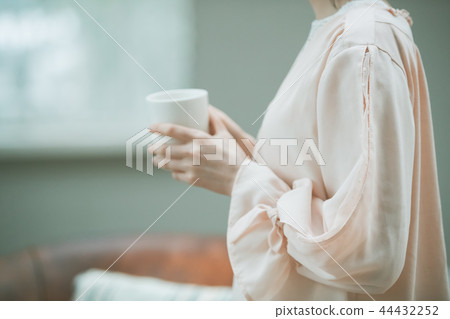 rest, resting, female 44432252