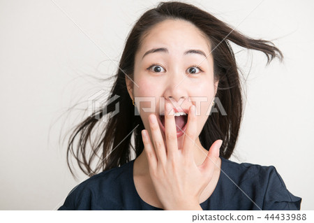 Surprised young Japanese woman facial expression shock shock 44433988