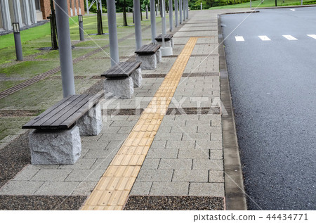 Bus stop and bench 44434771