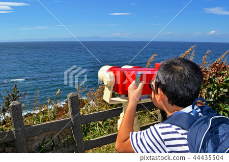 Children who see the scenery with pay binoculars (telescopes) See Odawara area from Miura Peninsula Children who see the scenery with pay binoculars (telescopes) See Odawara area from Miura Peninsula 44435504