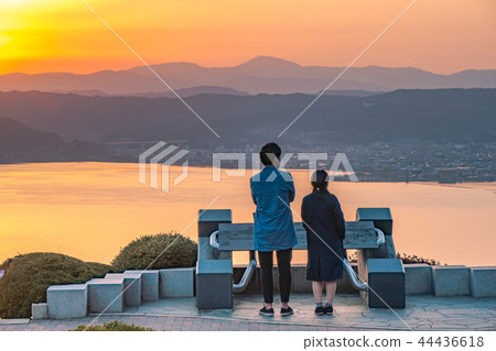 Twilight couple 44436618