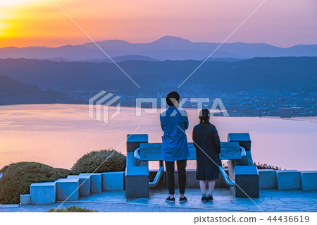 Twilight couple 44436619