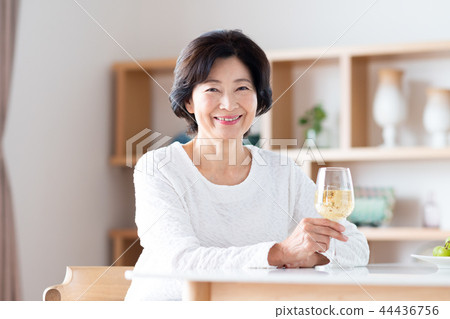 Senior woman (wine) 44436756