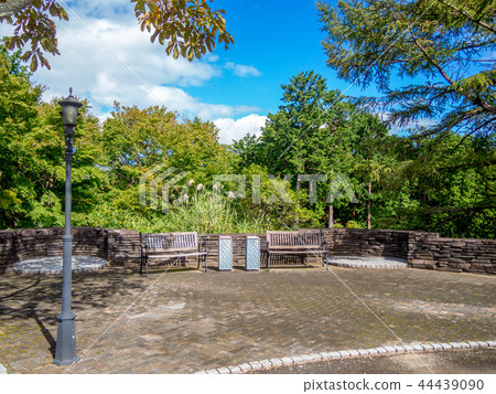 [Shizuoka Prefecture] Theme park benches [Izu Shuzenji Niji no Sato] 44439090