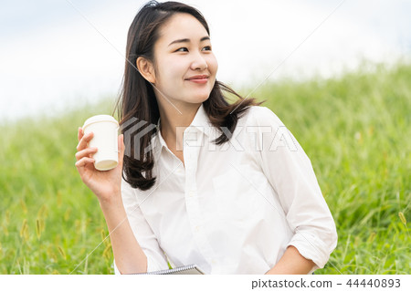 一個女人喝咖啡 一個女人喝咖啡 44440893