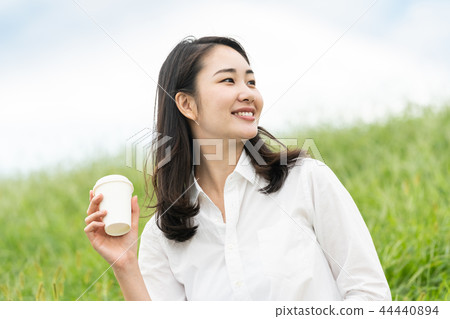 一個女人喝咖啡 一個女人喝咖啡 44440894