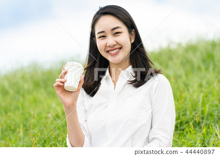 一個女人喝咖啡 一個女人喝咖啡 44440897