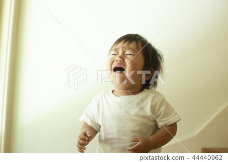Crying child 44440962