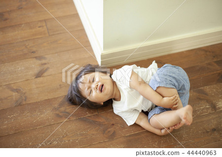 Crying child 44440963