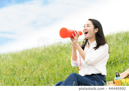 Women to support 44440992