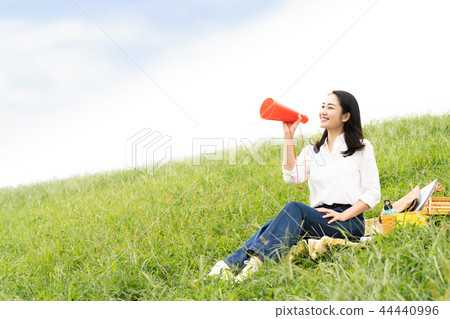 Women to support 44440996