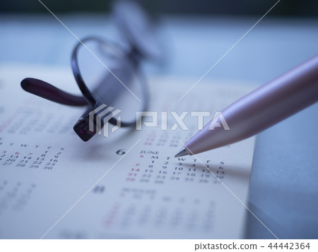 Business image · Calendar · Glasses · Women 44442364