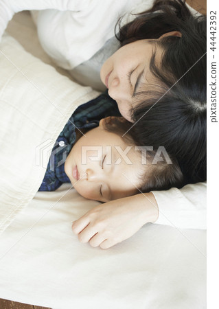 Parent and child to take a nap 44442392